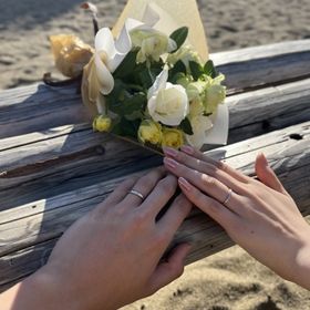 【ENUOVE(イノーヴェ)の口コミ】 女性ようのものは緩やかなS字のカーブになっているので、指が綺麗に見えま…