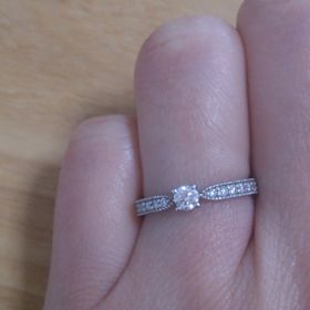 【ジュエリーツツミ(JEWELRY TSUTSUMI)の口コミ】 たくさんの種類があり迷いましたが、婚約指輪はシンプルでプラチナであれ…
