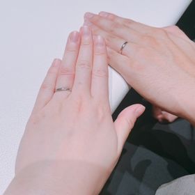 【アイプリモ(I-PRIMO)の口コミ】 ウェーブ型で指の形に合ったリングです。
シンプルですが、ちょっとした細…