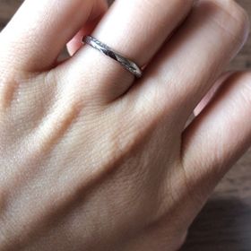 【4℃ BRIDAL(ヨンドシーブライダル)の口コミ】 最終的に購入した指輪を試着する前に、指輪の中央部にもダイヤモンドが埋…