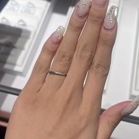 【銀座ダイヤモンドシライシの口コミ】 他店では左下から右上に上がっていくデザインが主流ですが、シライシさん…