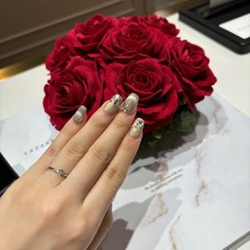 【ラザール ダイヤモンド(LAZARE DIAMOND)の口コミ】 動かす度にダイヤモンドの輝きが変わり、とても心躍る指輪でした。どんな…