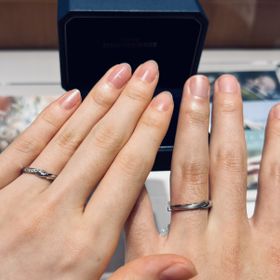 【銀座ダイヤモンドシライシの口コミ】 ウェーブデザインが重なったうえに一部つや消し加工がとても可愛いです！…