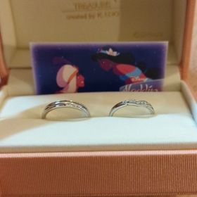 【ケイウノ ブライダル(K.UNO BRIDAL)の口コミ】 シンプルで飽きのこないデザインで、ずっとつけていたくなるような指輪で…