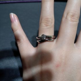 【銀座ダイヤモンドシライシの口コミ】 セットリングらしい2つで1つの洗練されたデザインに一目惚れしました。そ…