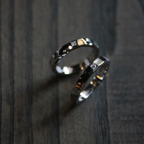 【ichi(イチ)の口コミ】 私、旦那共に鎚目デザインに目が惹かれ、さらにダイヤを表につけてもらい…