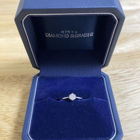 【銀座ダイヤモンドシライシの口コミ】 見た目は王道な感じだが、リングはシンプルでダイヤモンドは小さすぎず、…