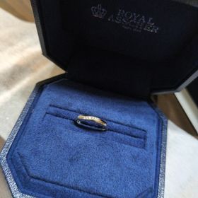 【ROYAL ASSCHER(ロイヤル・アッシャー)の口コミ】 婚約指輪はダイヤが大きいものだったので、重ね付けで派手にならないよう…
