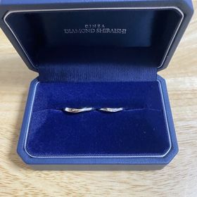 【銀座ダイヤモンドシライシの口コミ】 ノーマルすぎず、Vのデザインで、ふたりが同じデザインの指輪。細すぎず太…