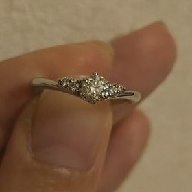 【ラザール ダイヤモンド(LAZARE DIAMOND)の口コミ】 指輪の形がv字になっているので指が長くみえます。メレダイヤがしっかり存…