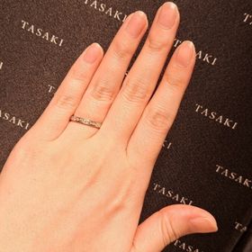 【TASAKI(タサキ)の口コミ】 指輪のデザインはシンプルなエタニティリングです。小さいダイヤが散りば…