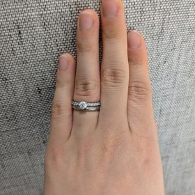 【アイプリモ(I-PRIMO)の口コミ】 指輪の側面?上下?の片側に、メレダイヤが敷き詰められており、つける向き…