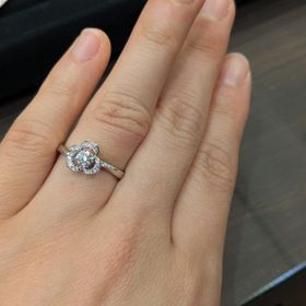 【ヴァンドーム青山(VENDOME AOYAMA)の口コミ】 婚約指輪はダイヤが一粒入っているものが多い中での、珍しい薔薇のデザイ…