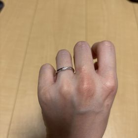 【銀座ダイヤモンドシライシの口コミ】 レディースマリッジリングの中央にある2本のラインは、寄り添うふたりを表…
