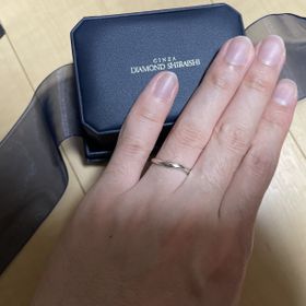 【銀座ダイヤモンドシライシの口コミ】 ウェーブ状のデザインが魅力的な指輪です。光によって照らされる自然な輝…