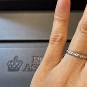 【ROYAL ASSCHER(ロイヤル・アッシャー)の口コミ】 一見して高貴な感じがしました。どの指輪もそうでしたが、エレガントで、…