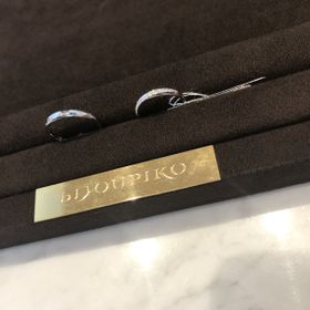 【Flowaves(フロウェーブス)の口コミ】 女性の指輪はとてもキラキラしていて、でも派手すぎず、何年付けていても…