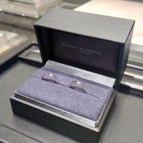 【ラザール ダイヤモンド(LAZARE DIAMOND)の口コミ】 とにかく長くつけるものなのでシンプルでよきです。
婚約指輪との重ね付け…