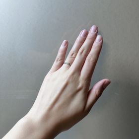 【ラザール ダイヤモンド(LAZARE DIAMOND)の口コミ】 シンプルで日常に馴染むようなデザインを探しました。
女性男性デザインと…