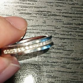 【RUGIADA(ルジアダ)】の口コミ 夫の指輪に黒のラインが入っており太目で、ほかの結婚指輪とは違う男らしさ...