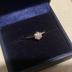 【銀座ダイヤモンドシライシの口コミ】 大きさ、色、輝き全てがおすすめです。
決めてはいくつかのダイヤを見せて…