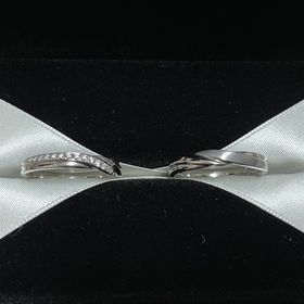 【エクセルコダイヤモンド(EXELCO DIAMOND)の口コミ】 シンプル過ぎないが派手すぎない指輪を探していたため斜めに入るダイヤや…