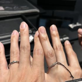 【エクセルコダイヤモンド(EXELCO DIAMOND)の口コミ】 ダイヤが入っている指輪が良かったのとシンプル過ぎない指輪が良かったた…