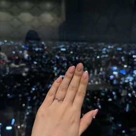 【銀座ダイヤモンドシライシの口コミ】 中央に向かってリングが少し細くなっているので、指がほっそりと綺麗に見…