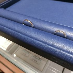 【銀座ダイヤモンドシライシの口コミ】 とにかくシンプルな物が良かったのですが、あまりにも細すぎると貧相に見…