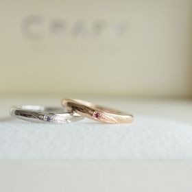 【CRAFY(クラフィ)の口コミ】 お互いの形をおそろいにしたプラチナとピンクゴールドのデザインです。

…