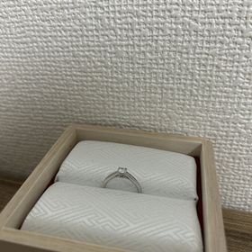 【TOMOE(トモエ)の口コミ】 1粒のダイヤだけでなく、指輪の腕部分にもダイヤが散りばめられており綺麗…