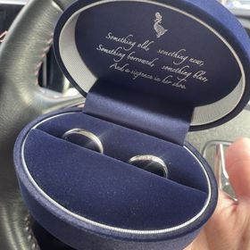 【Something Blue(サムシングブルー)の口コミ】 見た目はシンプルですが、普通の指輪のような形ではなくウェーブしている…