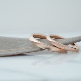 【THREE TREES(スリーツリーズ)の口コミ】 ねじれのシンプルなデザインながら、デザイン部分だけテクスチャ加工する…