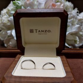 【TANZO.(鍛造指輪)の口コミ】 柔らかなS字ウェ―ブに、槌目模様をあえて細かくマットに入れて、シンプル…