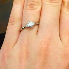 【俄(にわか)の口コミ】 大きなダイヤを取り囲むようにデザインされたきらめきがとても華やかで素…