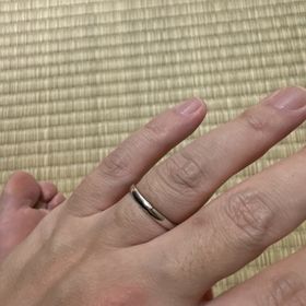 【銀座ダイヤモンドシライシの口コミ】 日常ずっと付けるものなので、付けてて違和感の無い細さのもの。またデザ…