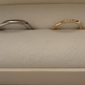 【CRAFY(クラフィ)の口コミ】 色はお互い好きな色でこだわりました。後ろには2つを重ねたらハートになる…