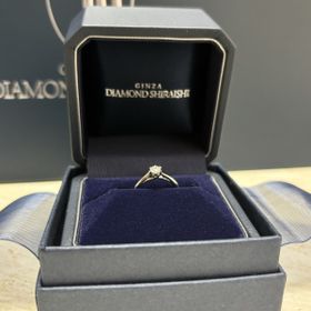 【銀座ダイヤモンドシライシの口コミ】 シンプルですが、ダイヤモンドが映えるいいリングとなっています。ウェー…