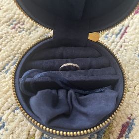 【銀座ダイヤモンドシライシの口コミ】 内側外側どちらから見てもダイヤが見えます。どこからみてもキラキラが見…