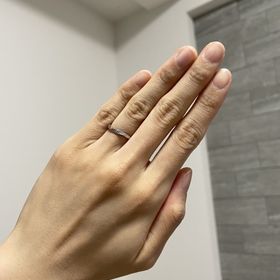 【銀座ダイヤモンドシライシの口コミ】 ゆるやかに曲線がついていて、主張しすぎないダイヤがさりげなく輝くデザ…