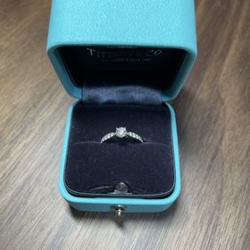 【ティファニー(Tiffany & Co.)の口コミ】 憧れの青い箱に包まれている。ダイヤモンドが厳選されており、かつ周りに…