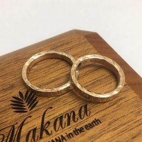 【Makana(マカナ)の口コミ】 リングの表面とサイド両方に手彫りが入れられたのが1番の決め手でした。
…