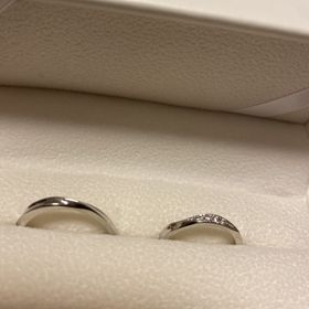 【Pink Dolphin Diamond(ピンクドルフィンダイヤモンド)】の口コミ 少しひねりのある形のリングが好みで、真っ直ぐだけど少しS字型のデザイン...