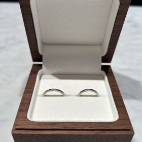 【Ponte Vecchio(ポンテヴェキオ)の口コミ】 シンプルなデザインですが細かいミル打ちがされています。ミルグレインは…