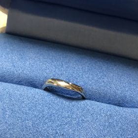【銀座ダイヤモンドシライシの口コミ】 最初は光が二筋になっているのが、中心になると光が一つになる指輪です。
…