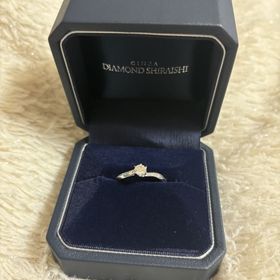 【銀座ダイヤモンドシライシの口コミ】 指輪の周りにも小さいダイヤが着いていてキラキラしてます。
彼がここのプ…