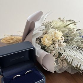 【銀座ダイヤモンドシライシの口コミ】 デザインはシンプルですが、さりげないダイヤが着いているのでキラキラし…