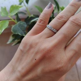 【4℃ BRIDAL(ヨンドシーブライダル)の口コミ】 定番のハーフエタニティリング。
シンプルで飽きのこないストレートの形に…