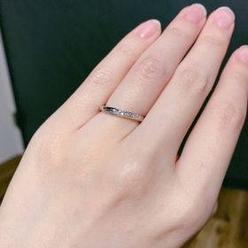 【銀座ダイヤモンドシライシの口コミ】 ダイヤモンドが流れるようについていて綺麗です。リングの名前（Starry）…