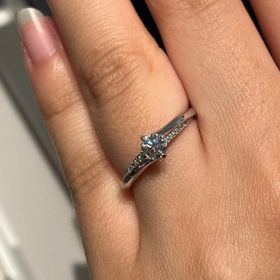 【エクセルコダイヤモンド(EXELCO DIAMOND)の口コミ】 シンプルでずっと使える
側面にもダイヤがあるので一石より煌びやかな感じ…